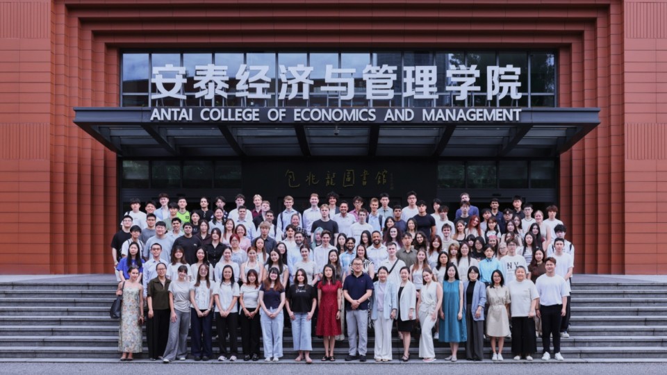 110 International Students Embark on a Journey at ACEM to Explore Chinese Business